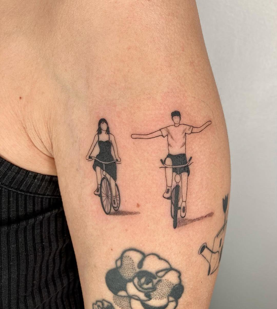 Tatouage ignorant cartoon vélo — tarie.mattoo