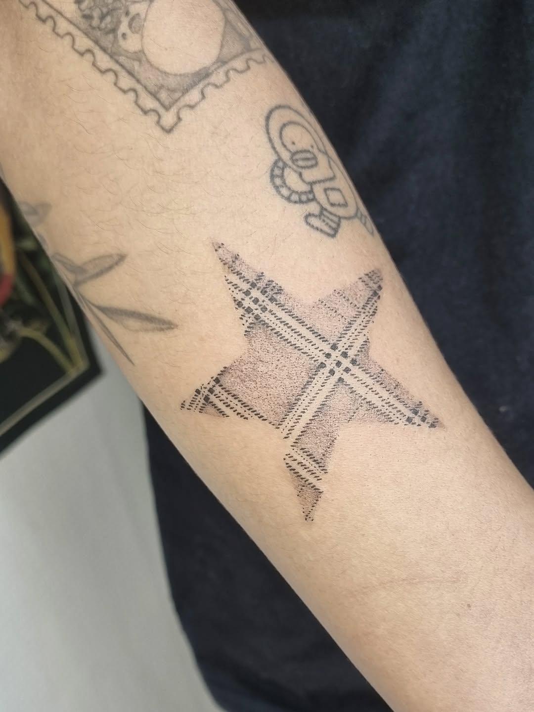 Tatouage étoile pointillée — virginie.lpc