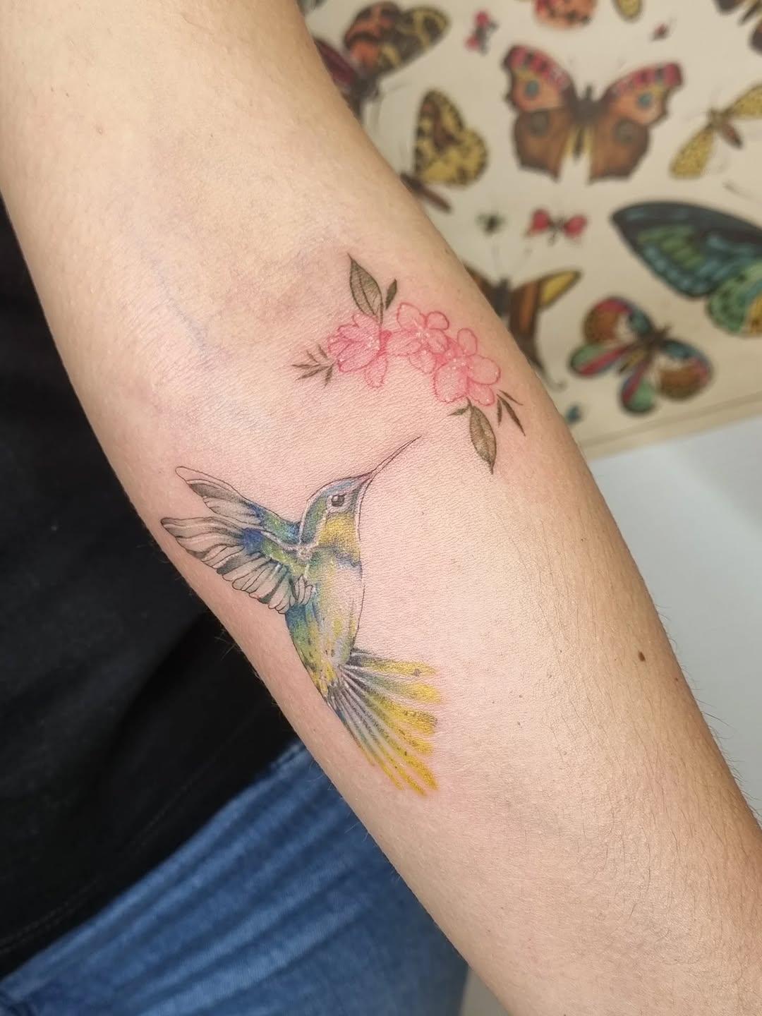 Tatouage colibri et fleurs — virginie.lpc