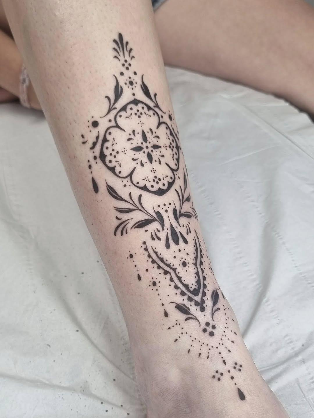 Tatouage fleur ornementale — virginie.lpc