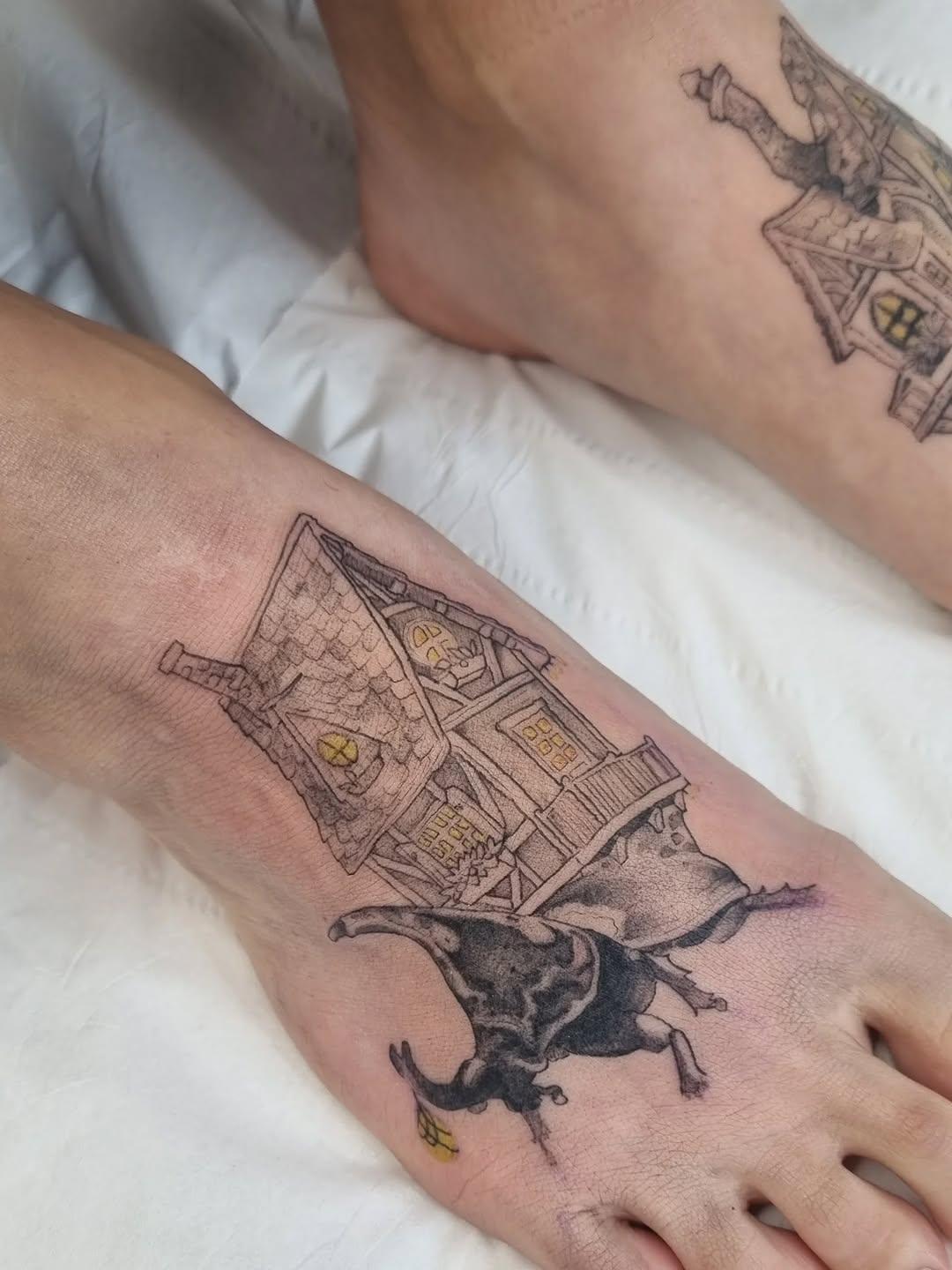 Tatouage bâtiments et escargot — virginie.lpc