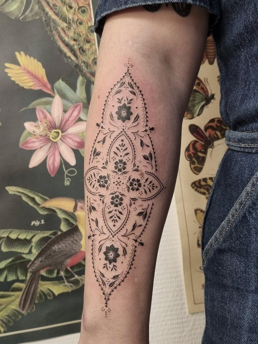 Tatouage fleur ornementale pointillée — virginie.lpc