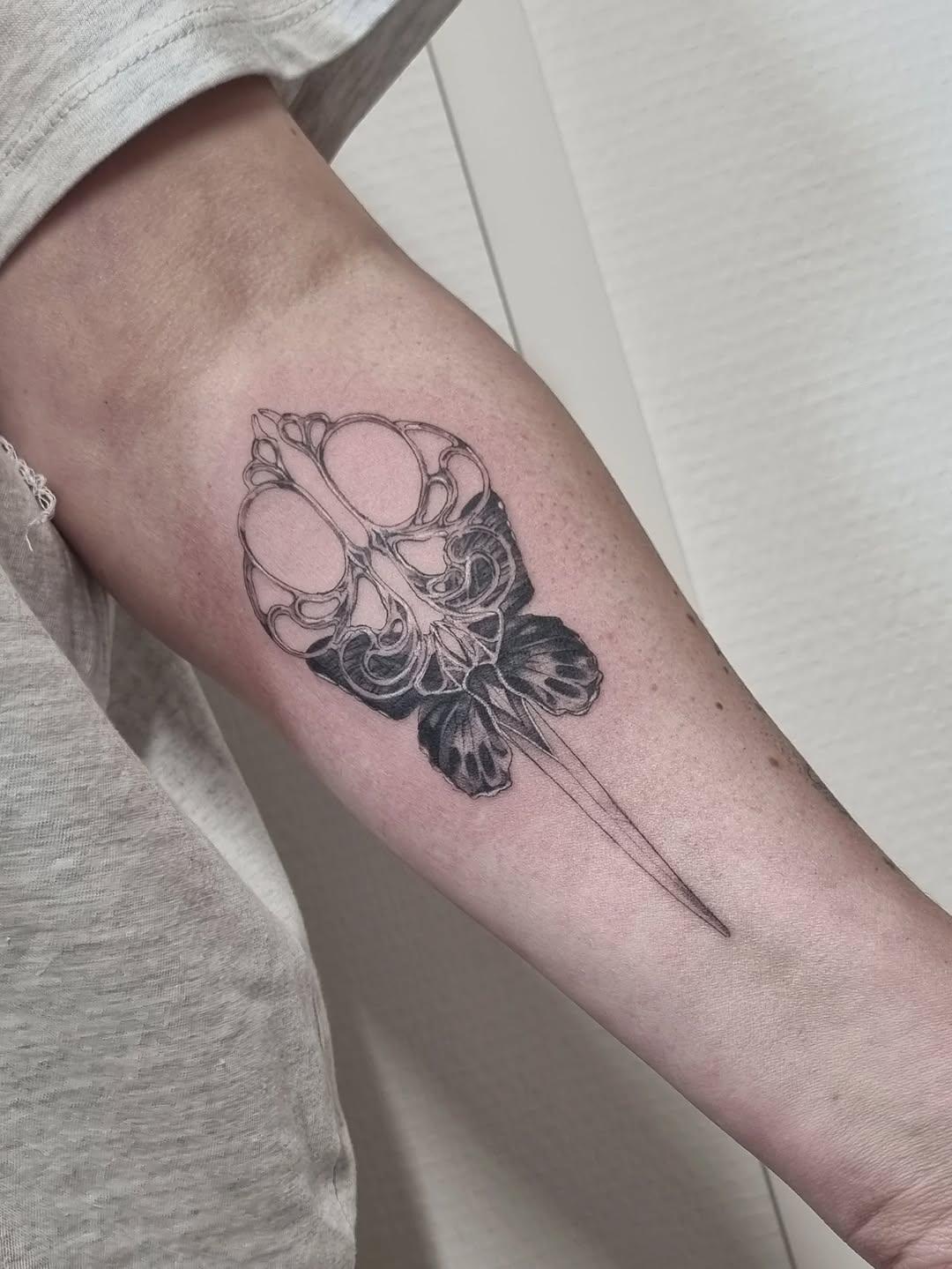 Tatouage papillon et ciseaux — virginie.lpc