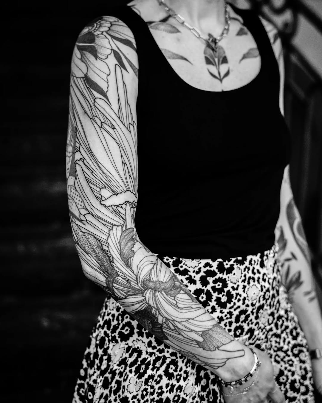 Tatouage fleurs sauvages manche blackwork — guet