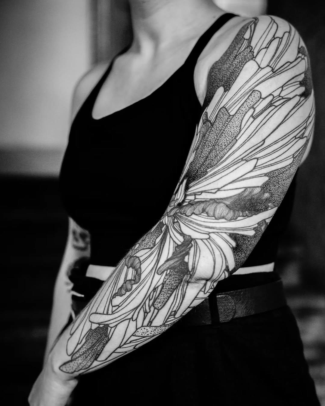 Tatouage fleurs sauvages manche blackwork — guet