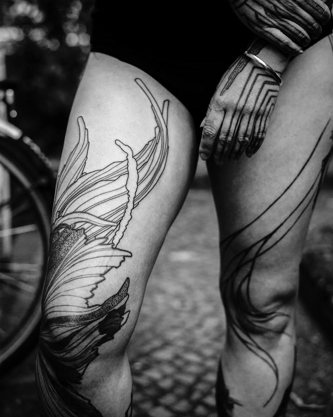 Tatouage fleurs sauvages blackwork — guet