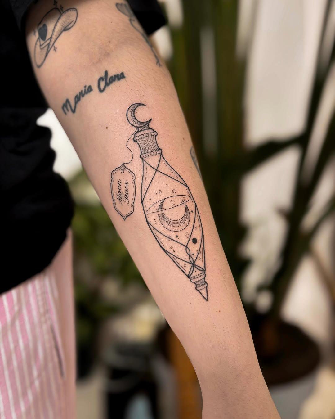 Tatouage Moon Tears fine line — donatelau