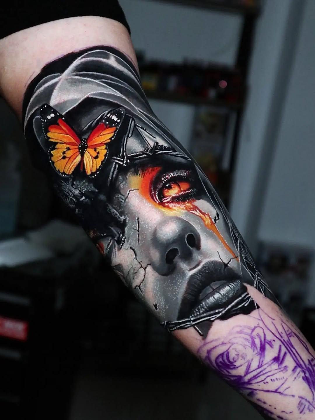 Tatouage déesse égyptienne Sekhmet avec hiéroglyphes — omomtattoo