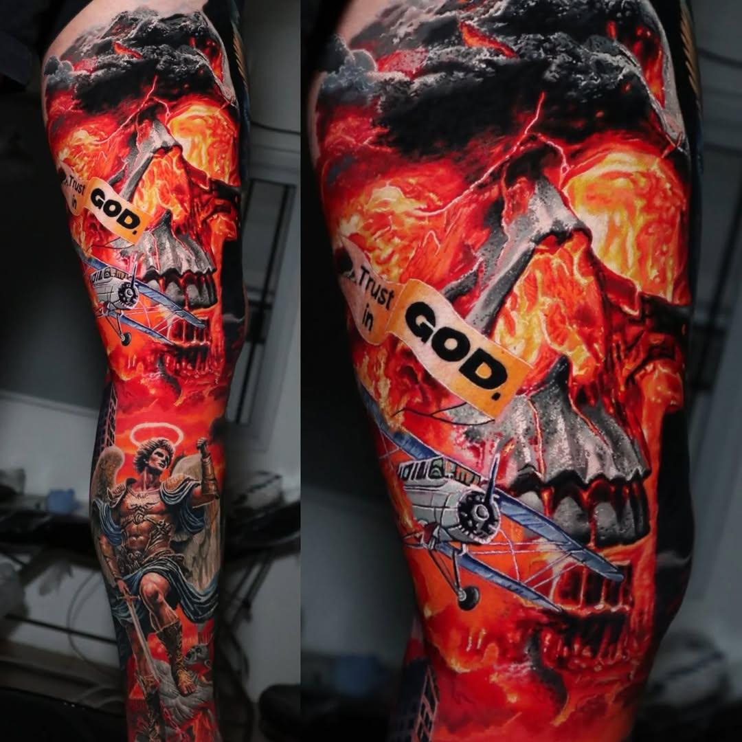 Tatouage crâne en flammes avec angé et texte Divin — omomtattoo
