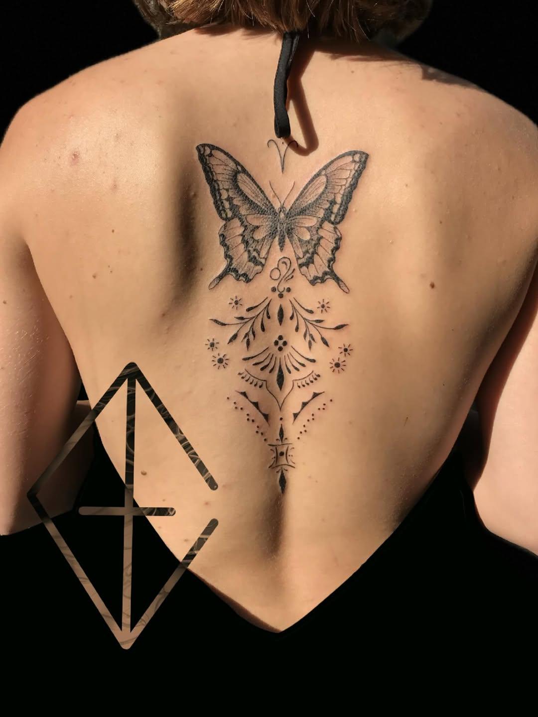 Tatouage papillon ornemental botanique — gil.esca.tattoo