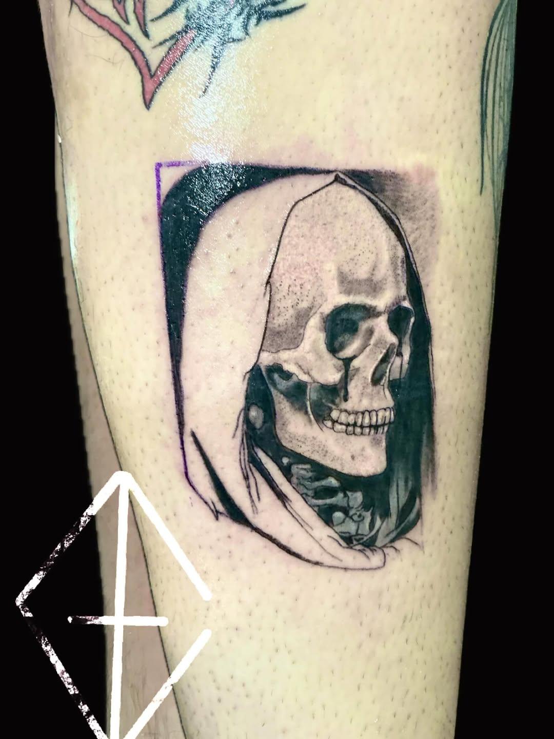 Tatouage crâne à capuche réaliste black & grey — gil.esca.tattoo