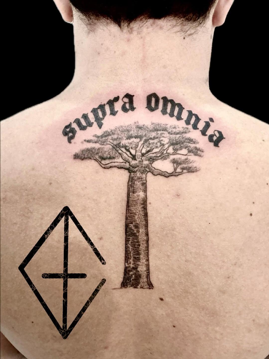 Tatouage baobab lettrage géométrique — gil.esca.tattoo