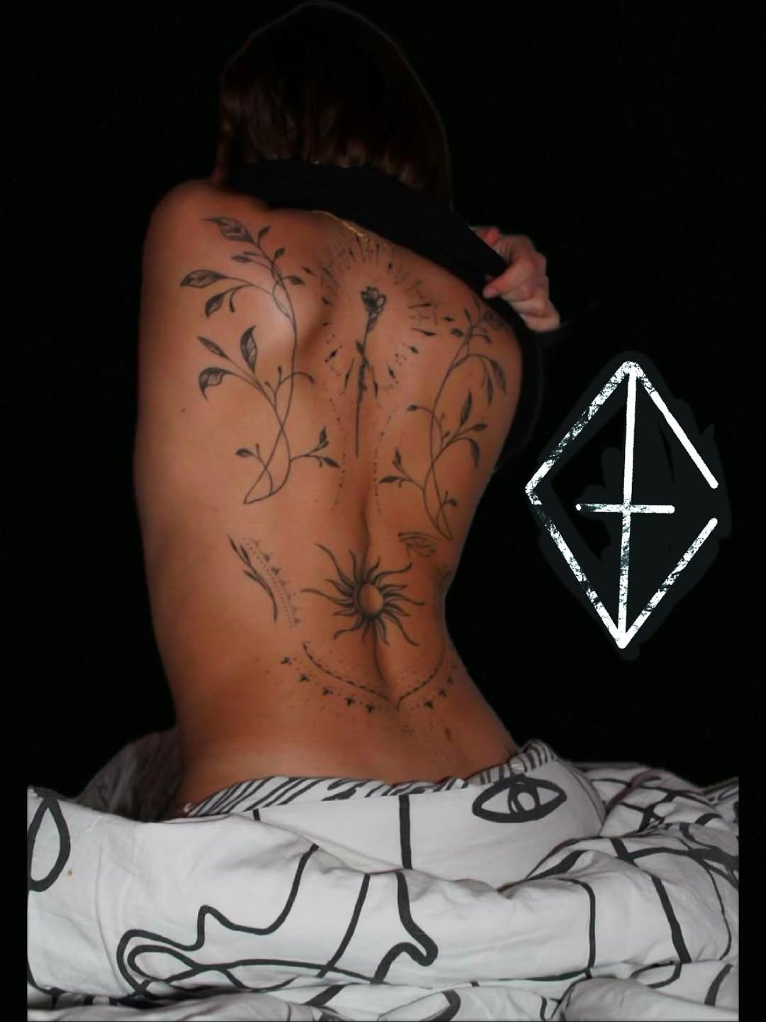 Tatouage botanique floral géométrique — gil.esca.tattoo