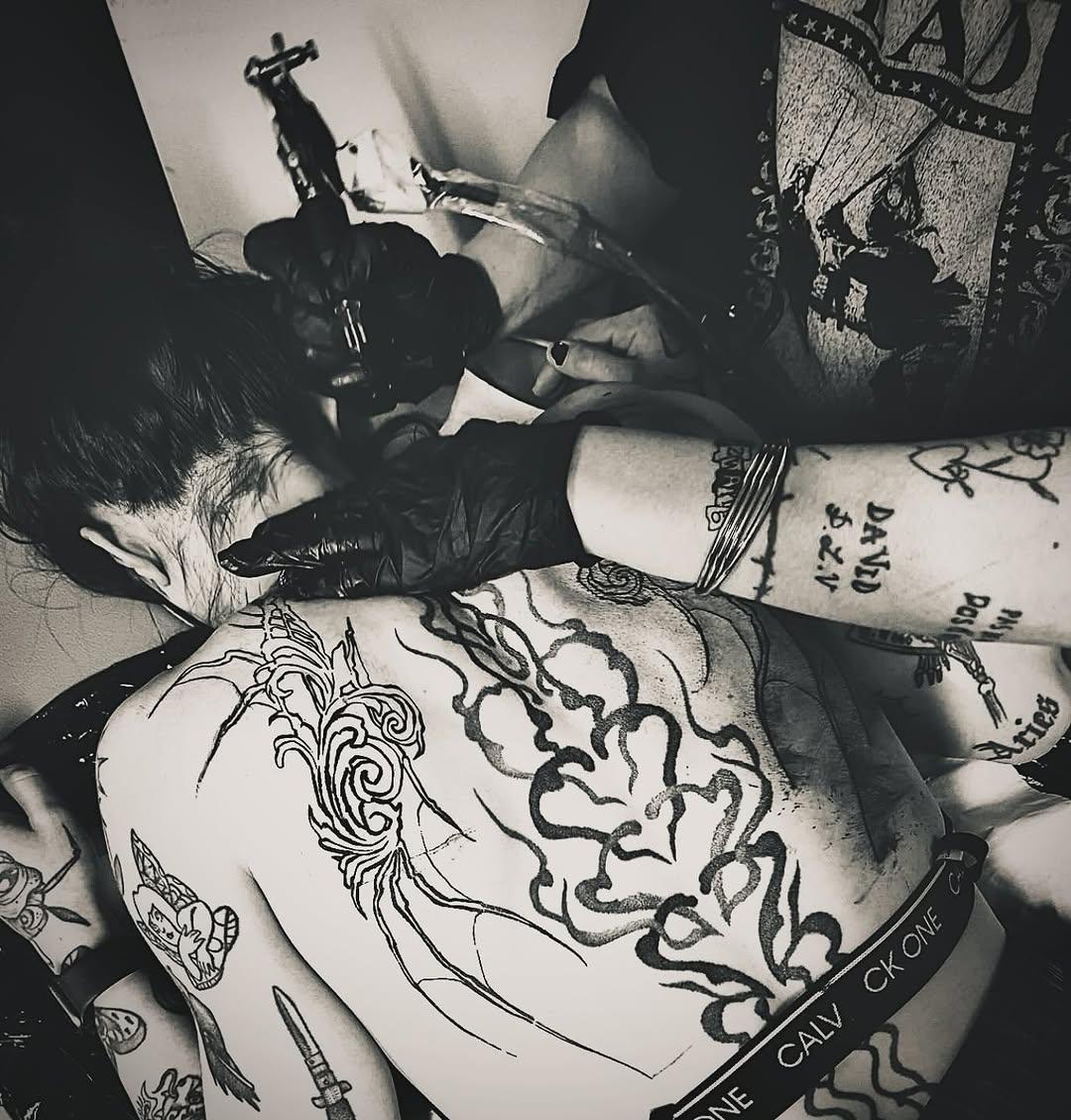 Tatouage Pièce dorsale ornementale en cours — ellegringo