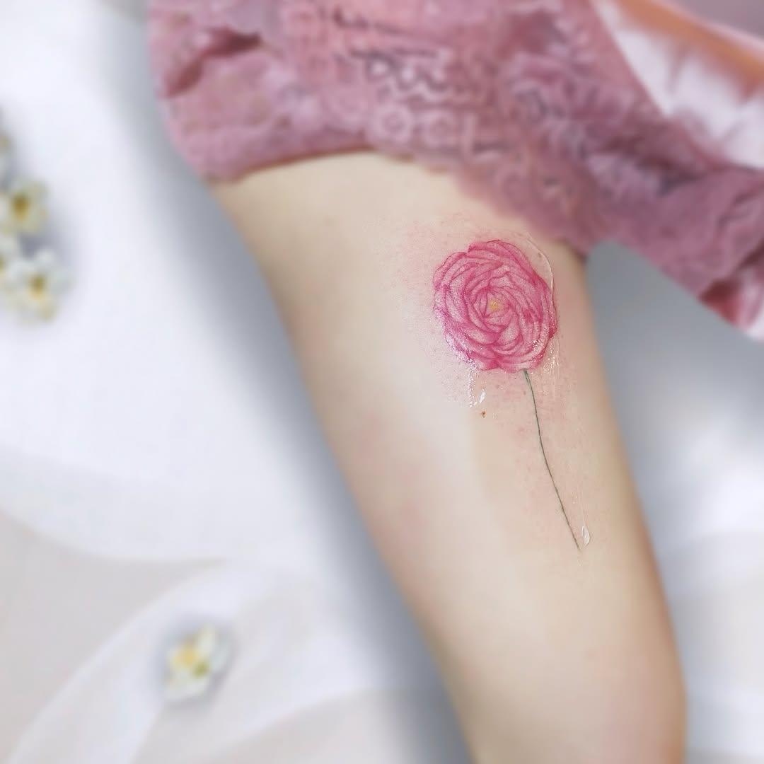 Tatouage rose stylisée rose — _de.fleurs.en.aiguilles_