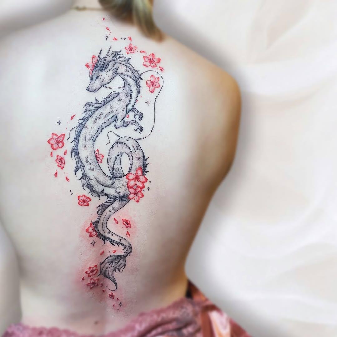 Tatouage dragon avec fleurs colonne — _de.fleurs.en.aiguilles_
