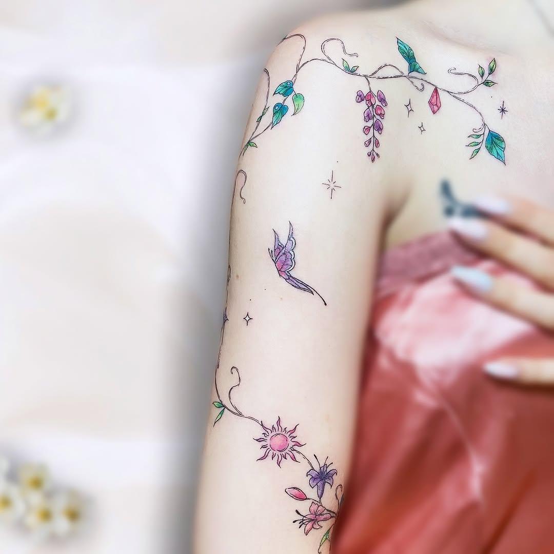 Tatouage design fée floral enchanté — _de.fleurs.en.aiguilles_