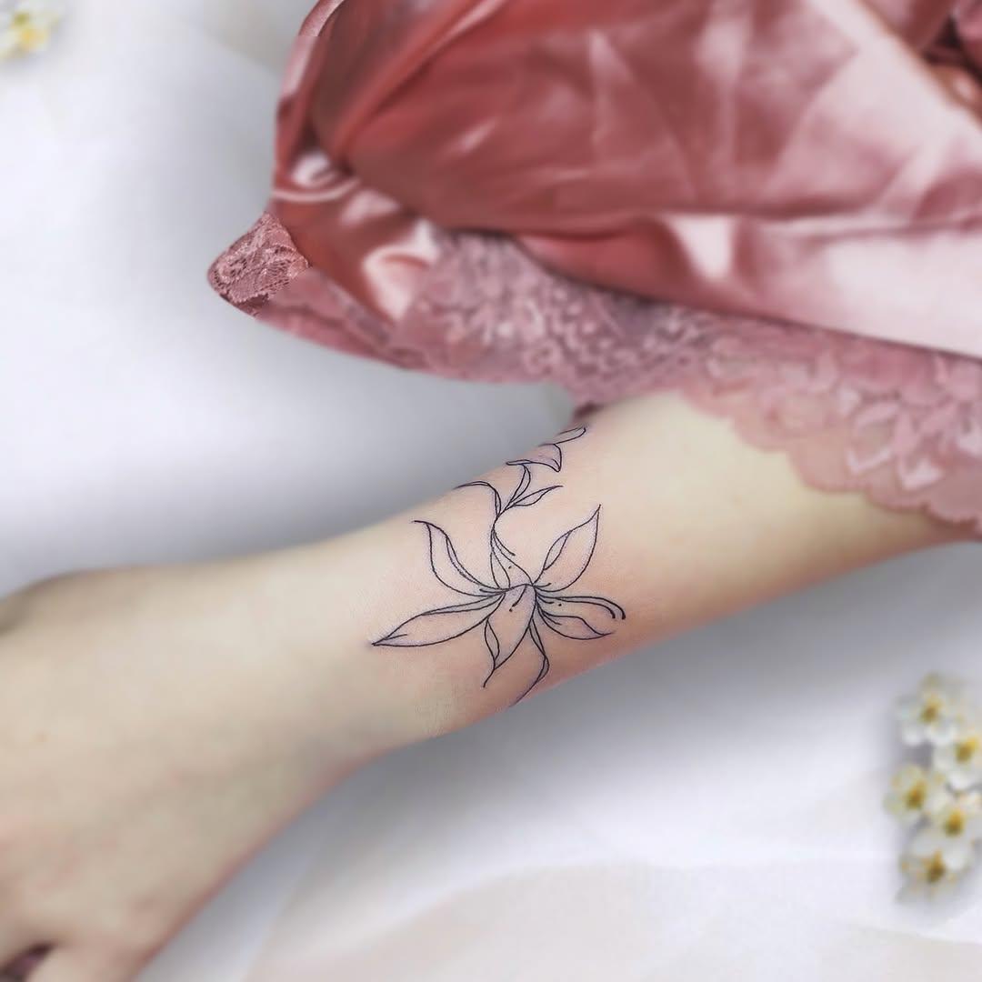 Tatouage bracelet fleur abstraite — _de.fleurs.en.aiguilles_