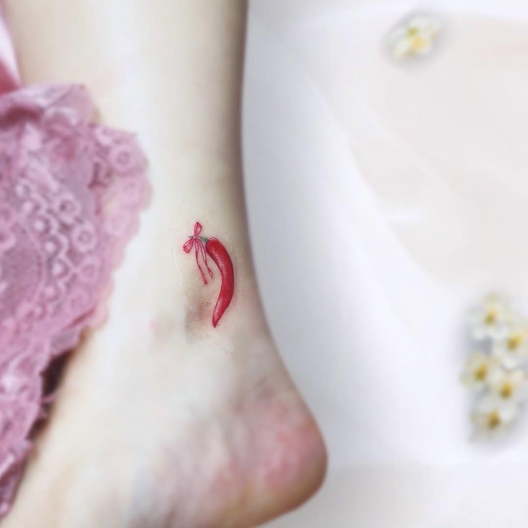 Tatouage piment rouge — _de.fleurs.en.aiguilles_