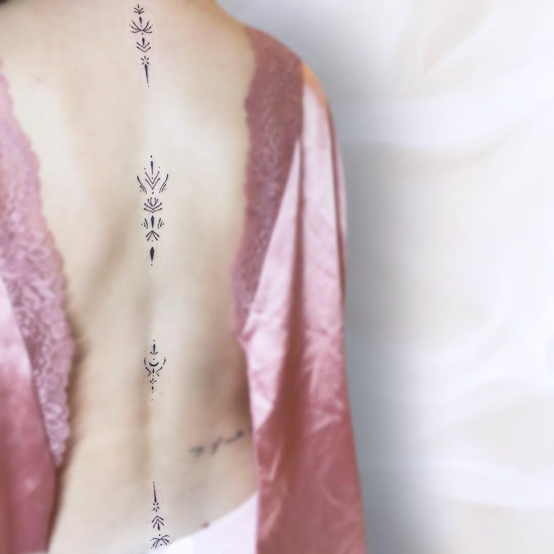 Tatouage motif abstrait colonne — _de.fleurs.en.aiguilles_