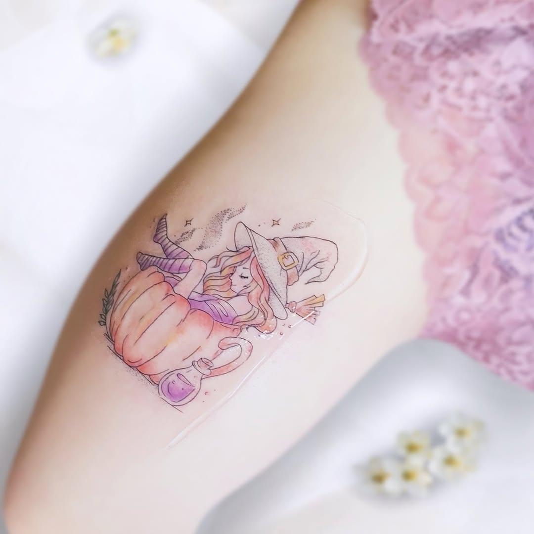 Tatouage sorcière colorée — _de.fleurs.en.aiguilles_