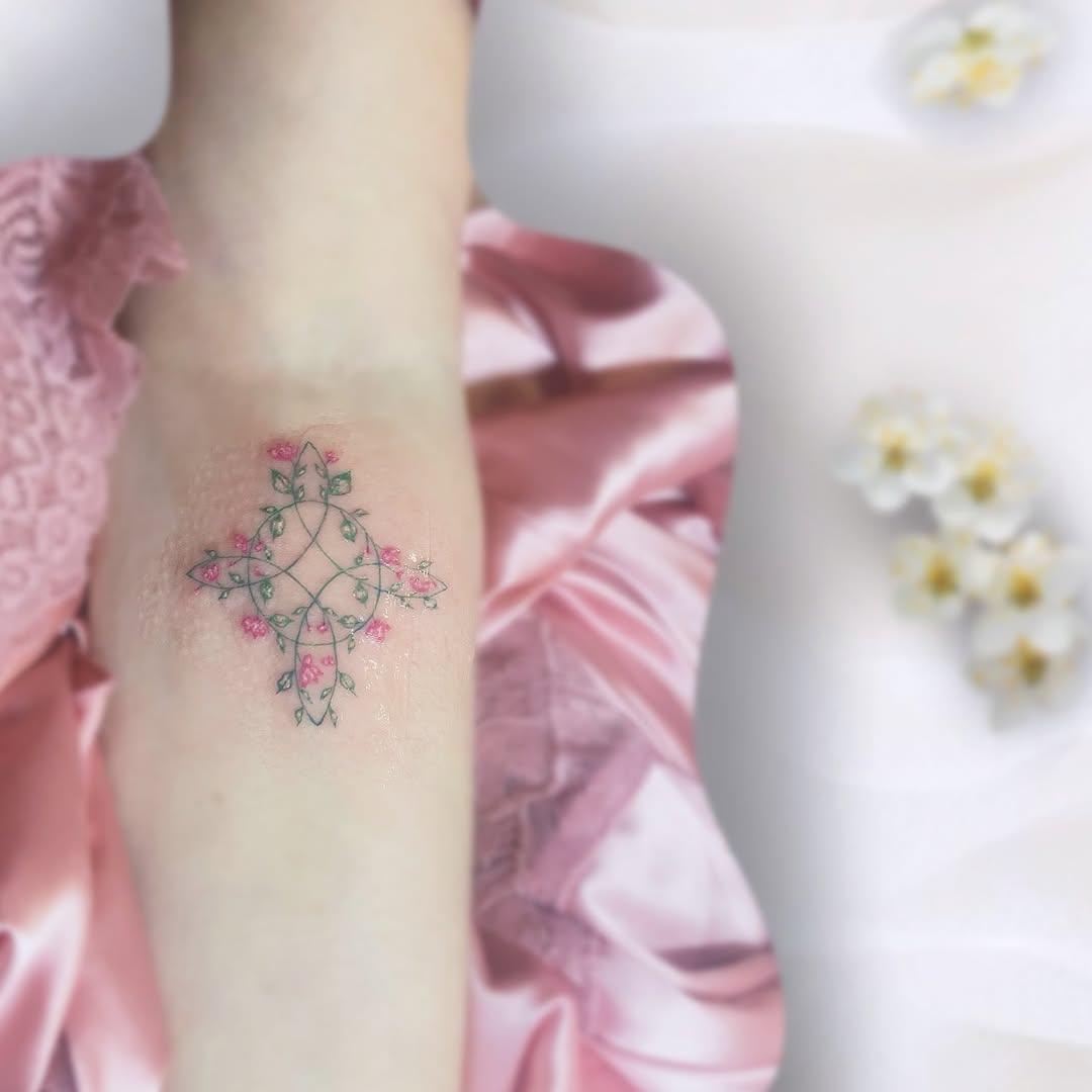 Tatouage noeud de sorcière fleurs — _de.fleurs.en.aiguilles_