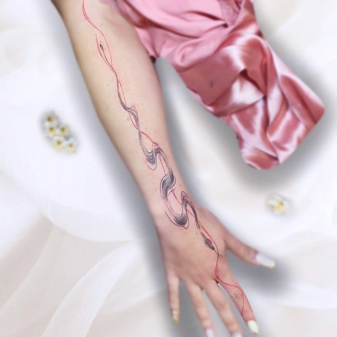 Tatouage serpent abstrait — _de.fleurs.en.aiguilles_