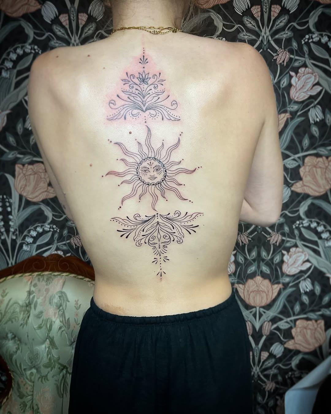 Tatouage ornemental dos — melinka_tattoo