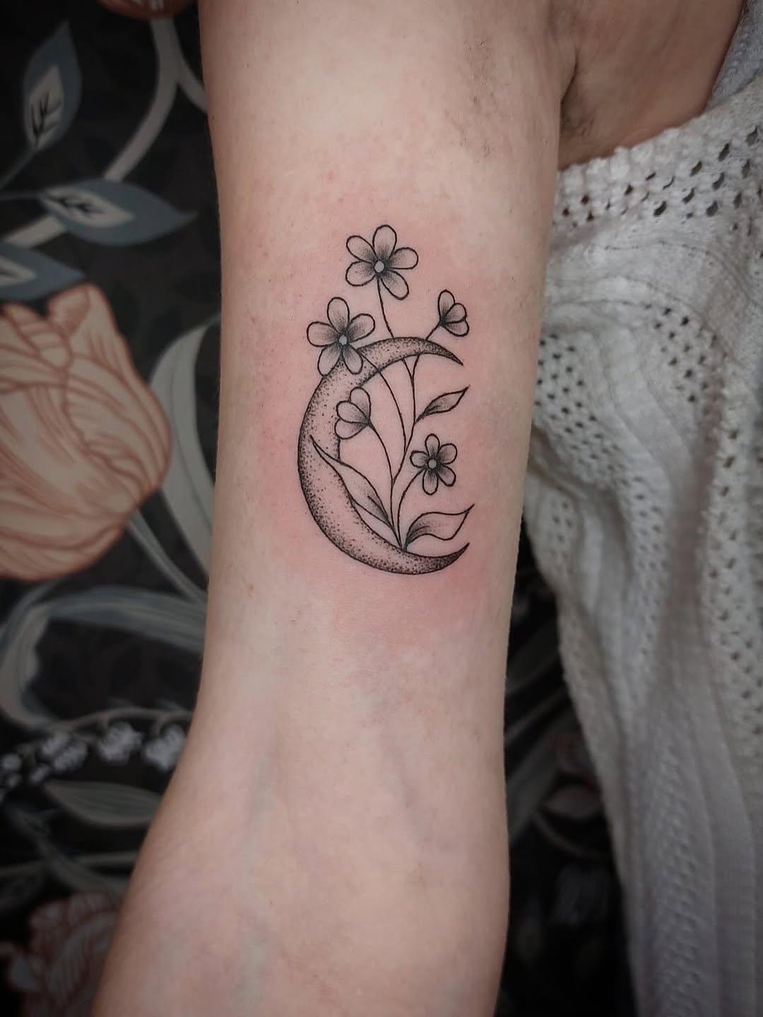 Tatouage lune fleurie ornemental flash — melinka_tattoo