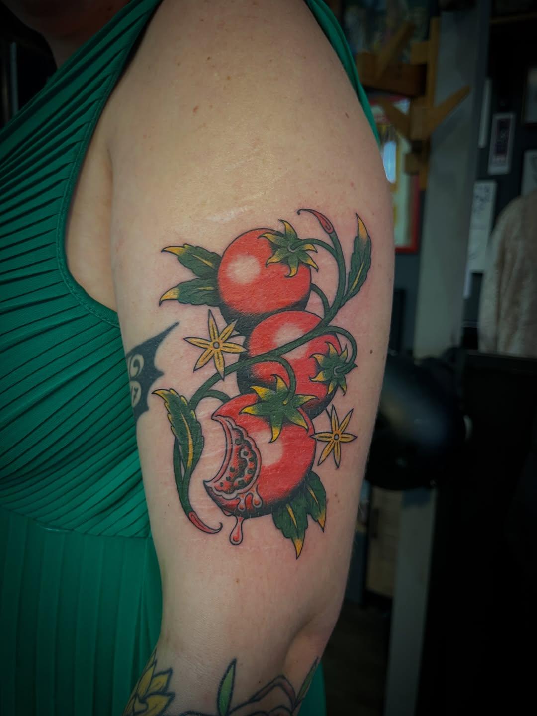 Tatouage tomates avec feuillage — sailorroman