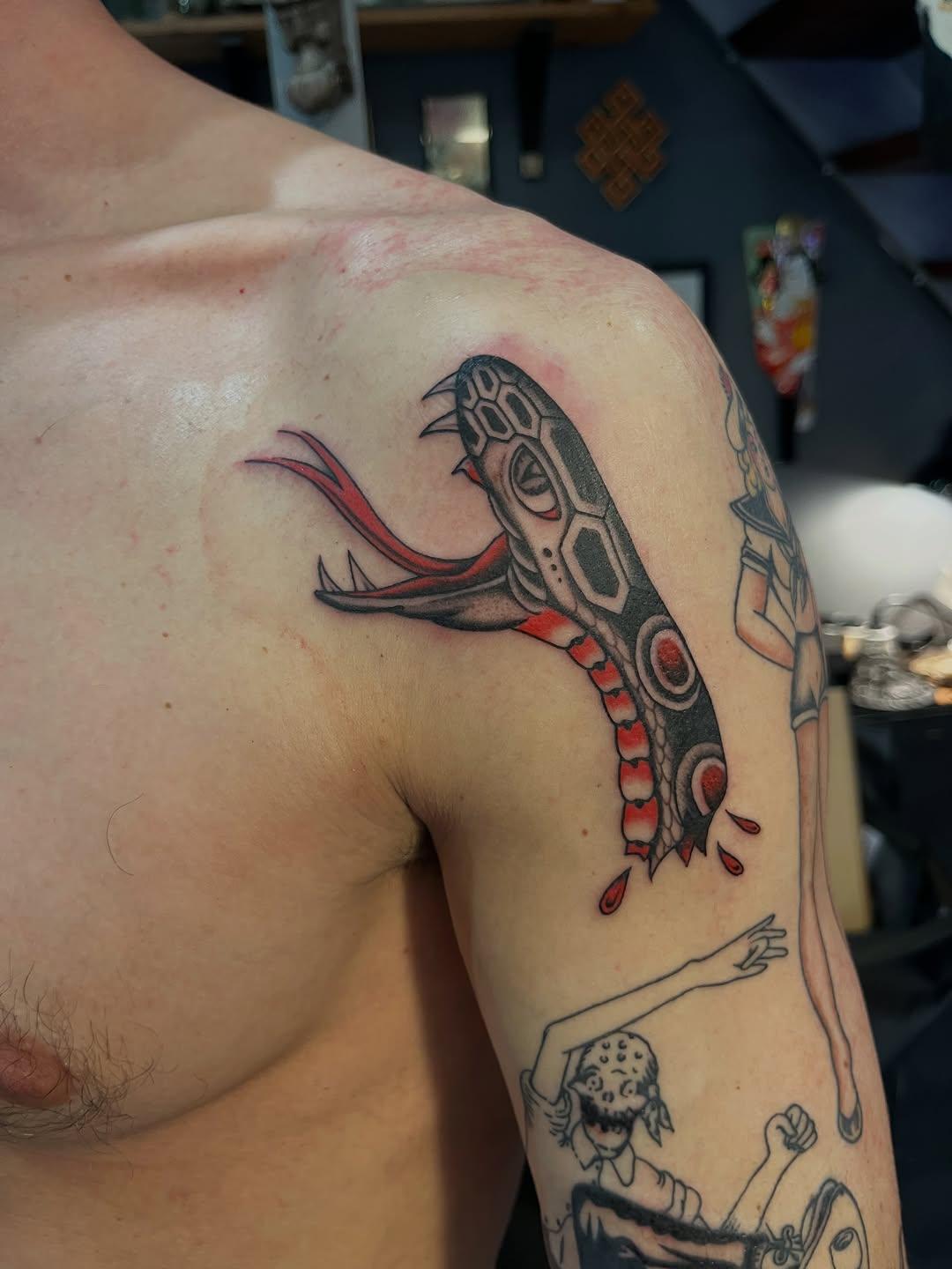 Tatouage tête de serpent — sailorroman