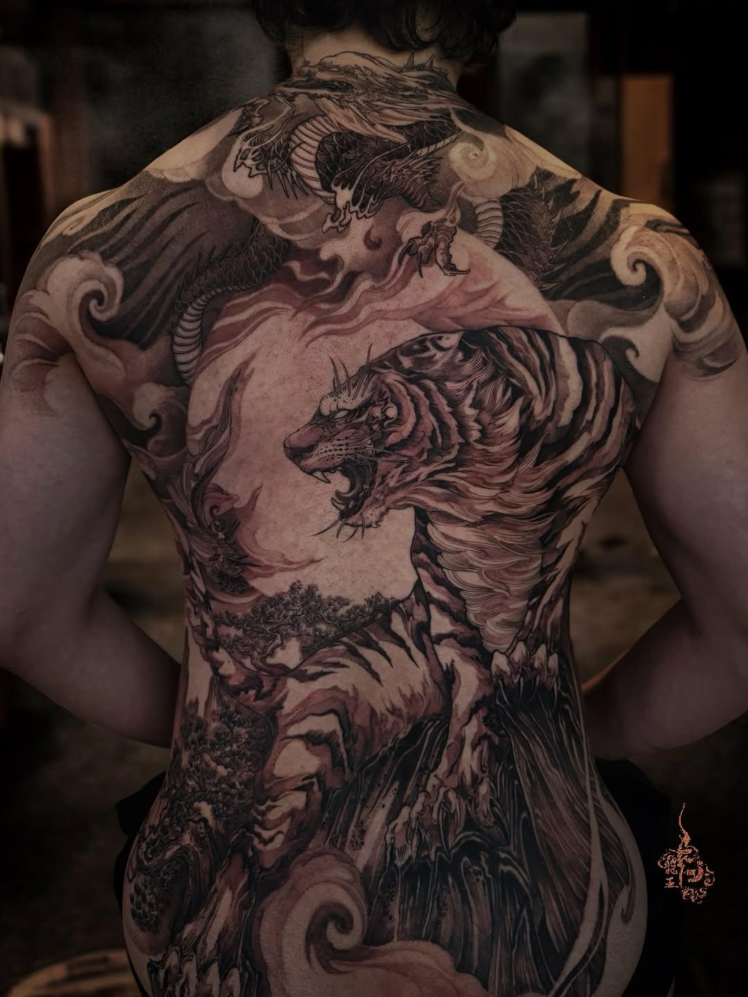 Tatouage Tigre accroupi et Dragon caché — sonneetattoo