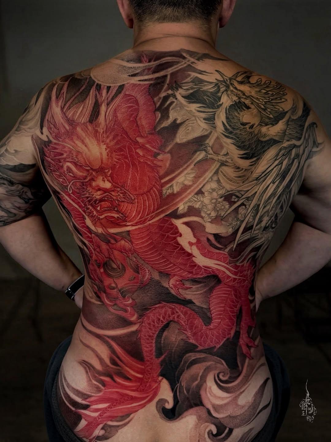 Tatouage Dragon rouge et Phénix — sonneetattoo