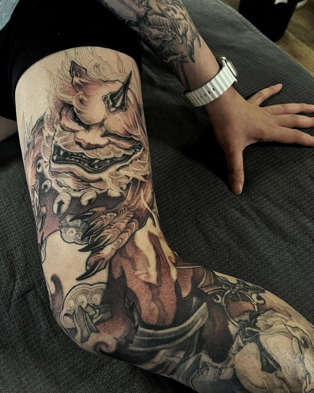 Tatouage Fudog mâle sur manche jambe — sonneetattoo