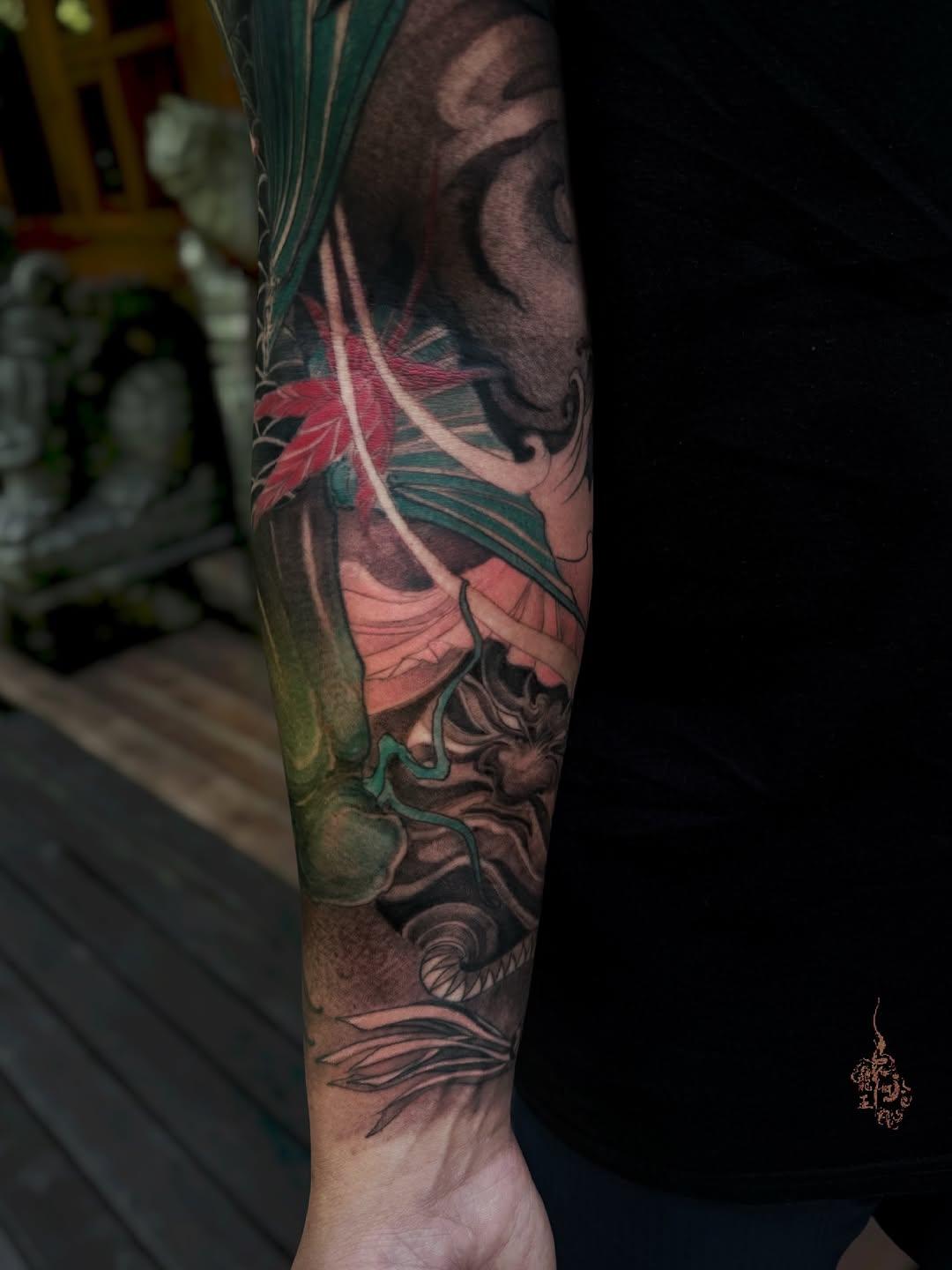 Tatouage Temple Koi Daruma manche complète — sonneetattoo
