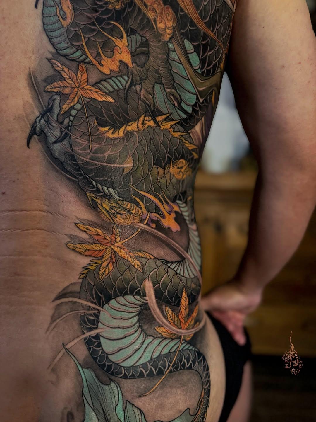 Tatouage Dragon freehand demi-vertical — sonneetattoo