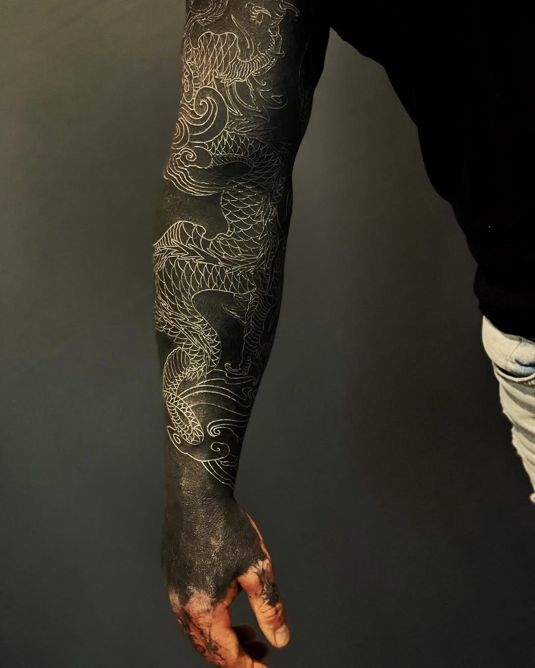 Tatouage Dragon blanc vertical — sonneetattoo