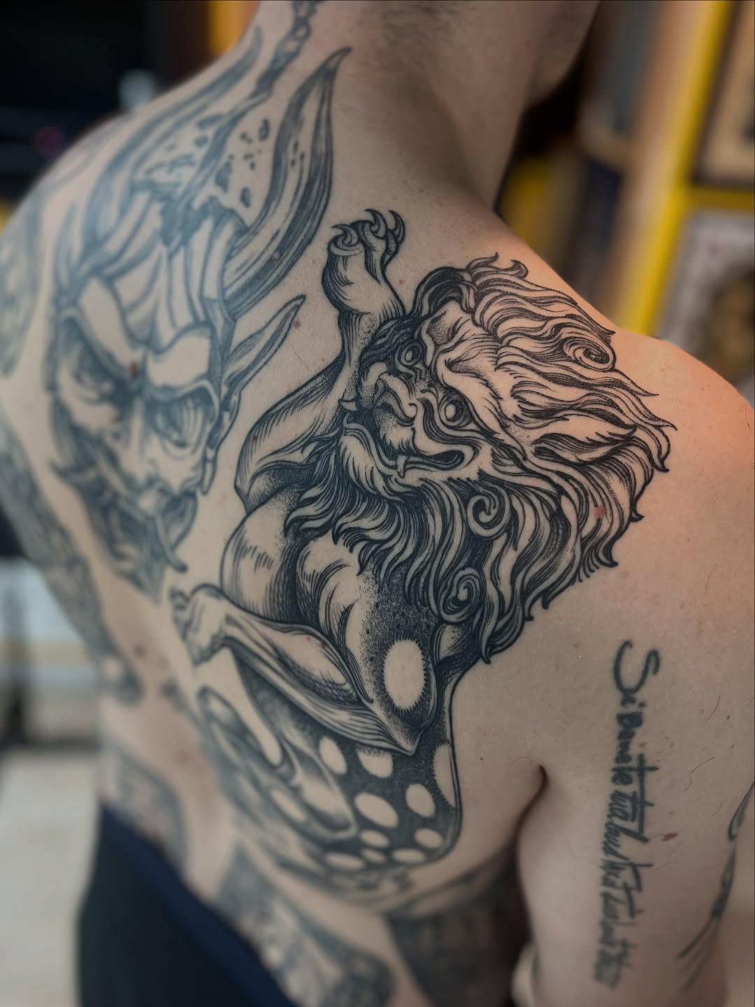 Tatouage dos en cours couleur — dumano.tattoo