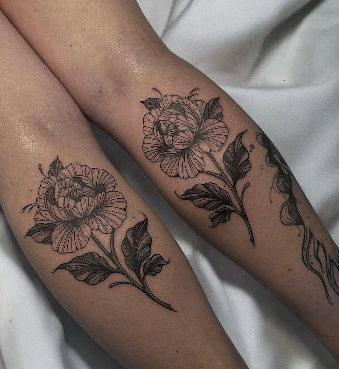 Tatouage symétrie florale fine line — laura.stoneart