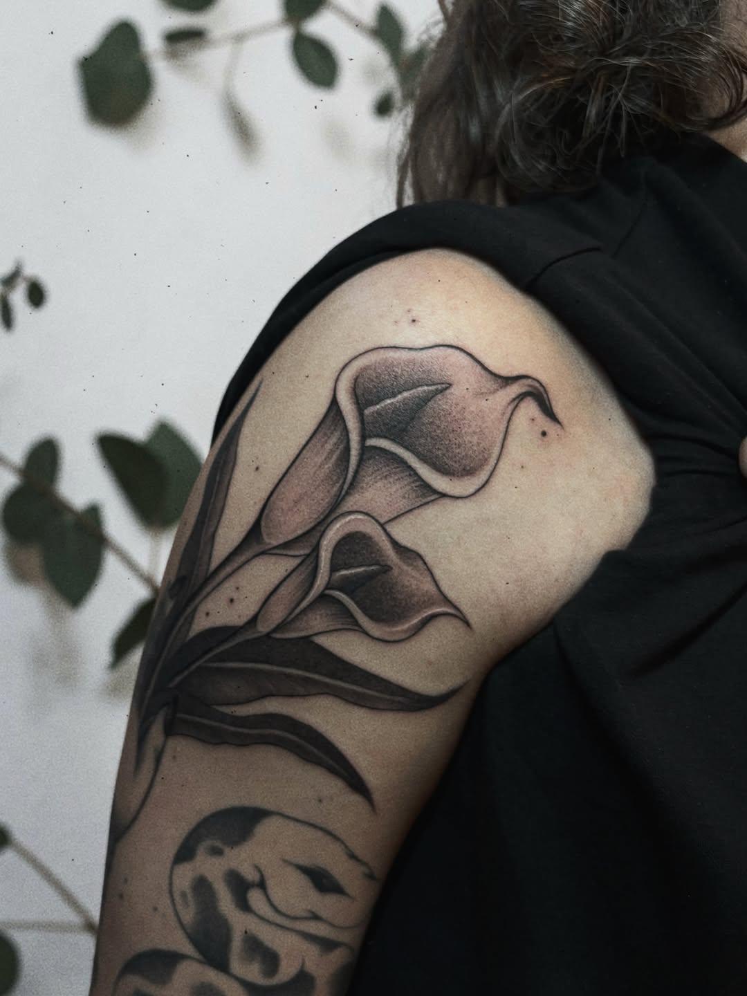 Tatouage floral illustratif — laura.stoneart