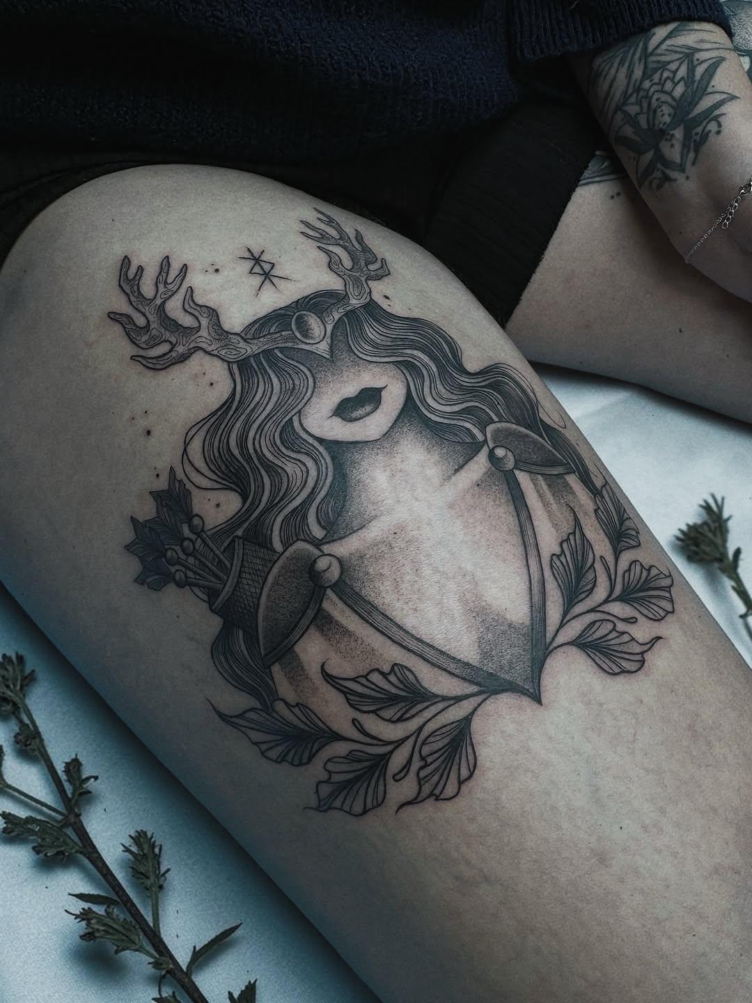 Tatouage floral illustratif — laura.stoneart