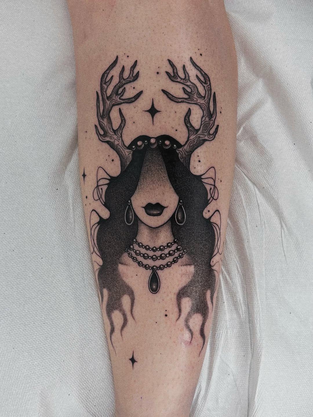 Tatouage tibia illustratif — laura.stoneart
