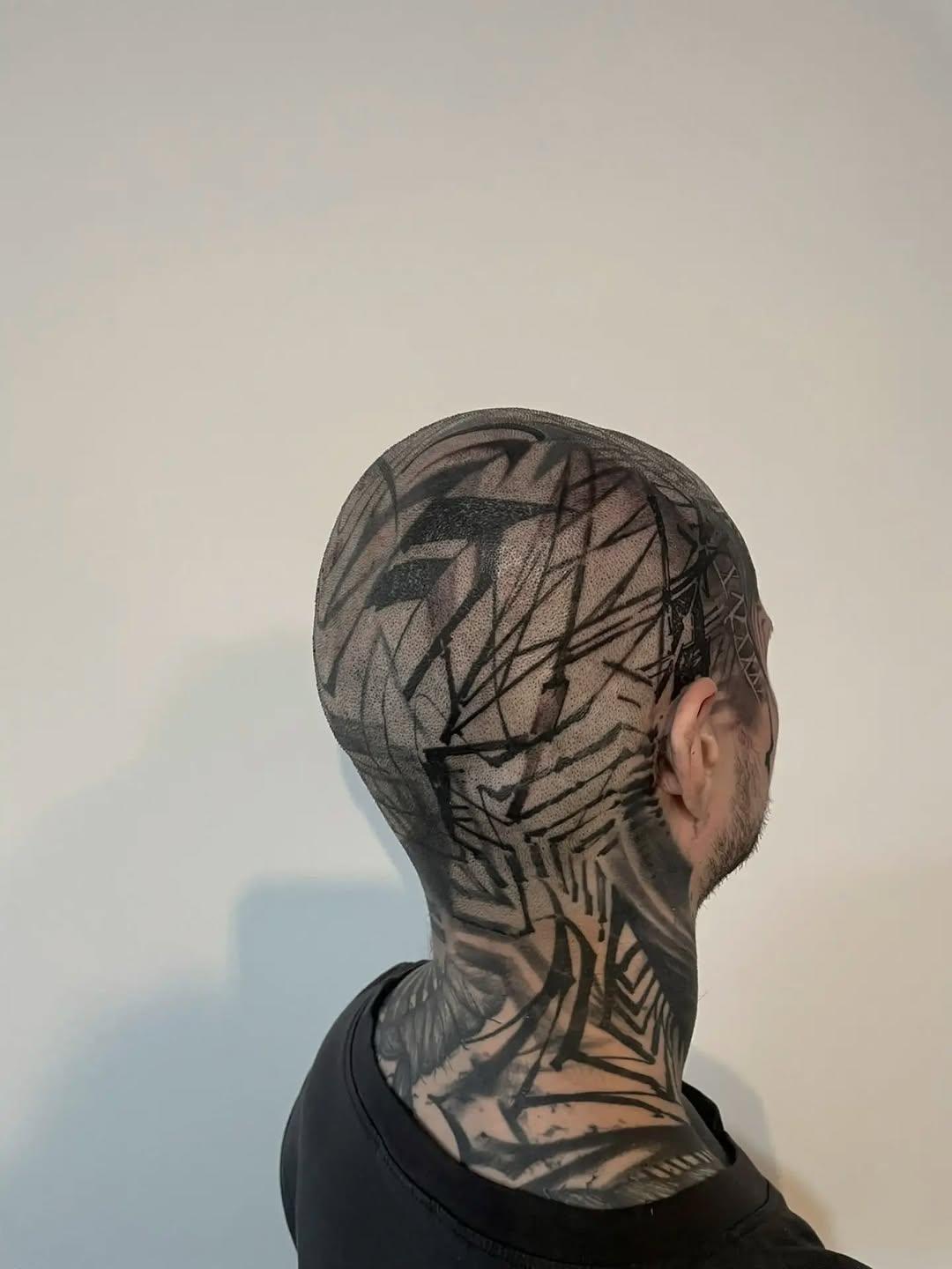 Tatouage Tête géométrique lignes — a_.void