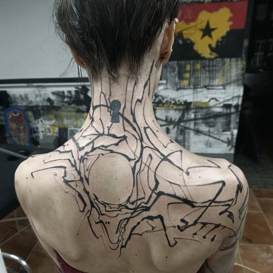 Tatouage Dos géométrique abstrait organique — a_.void