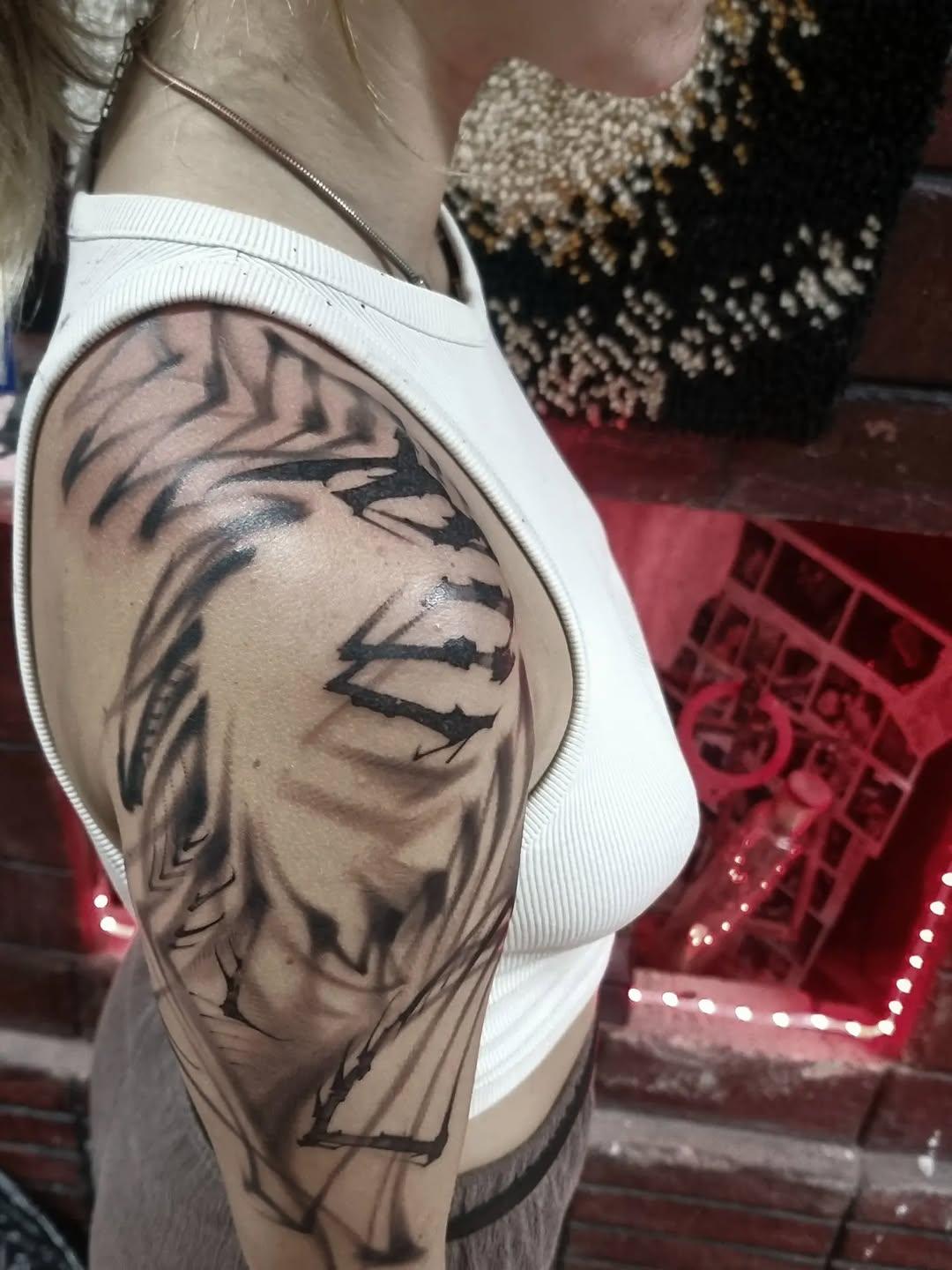 Tatouage Portrait visage épaulé — a_.void