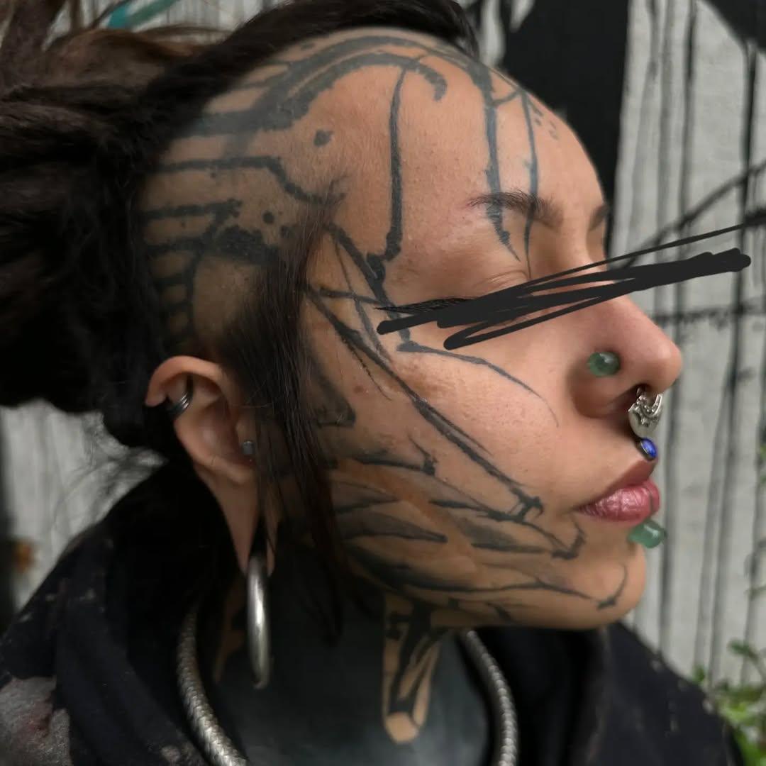 Tatouage Visage portrait lignes — a_.void