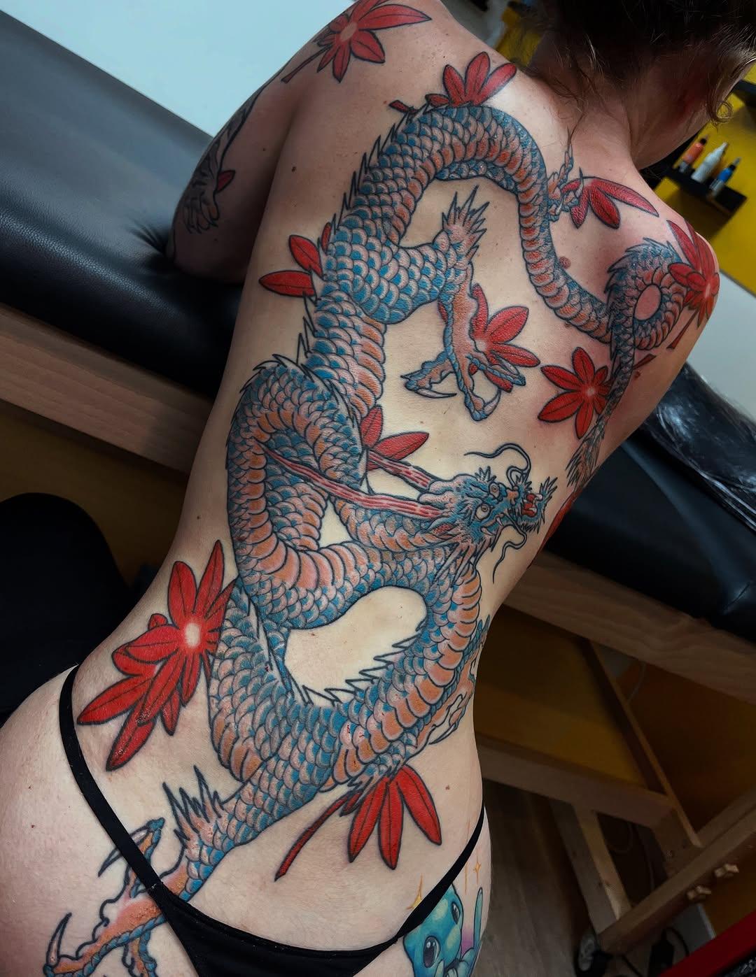 Tatouage backpiece dragon japonais couleur — dougy_tattoo