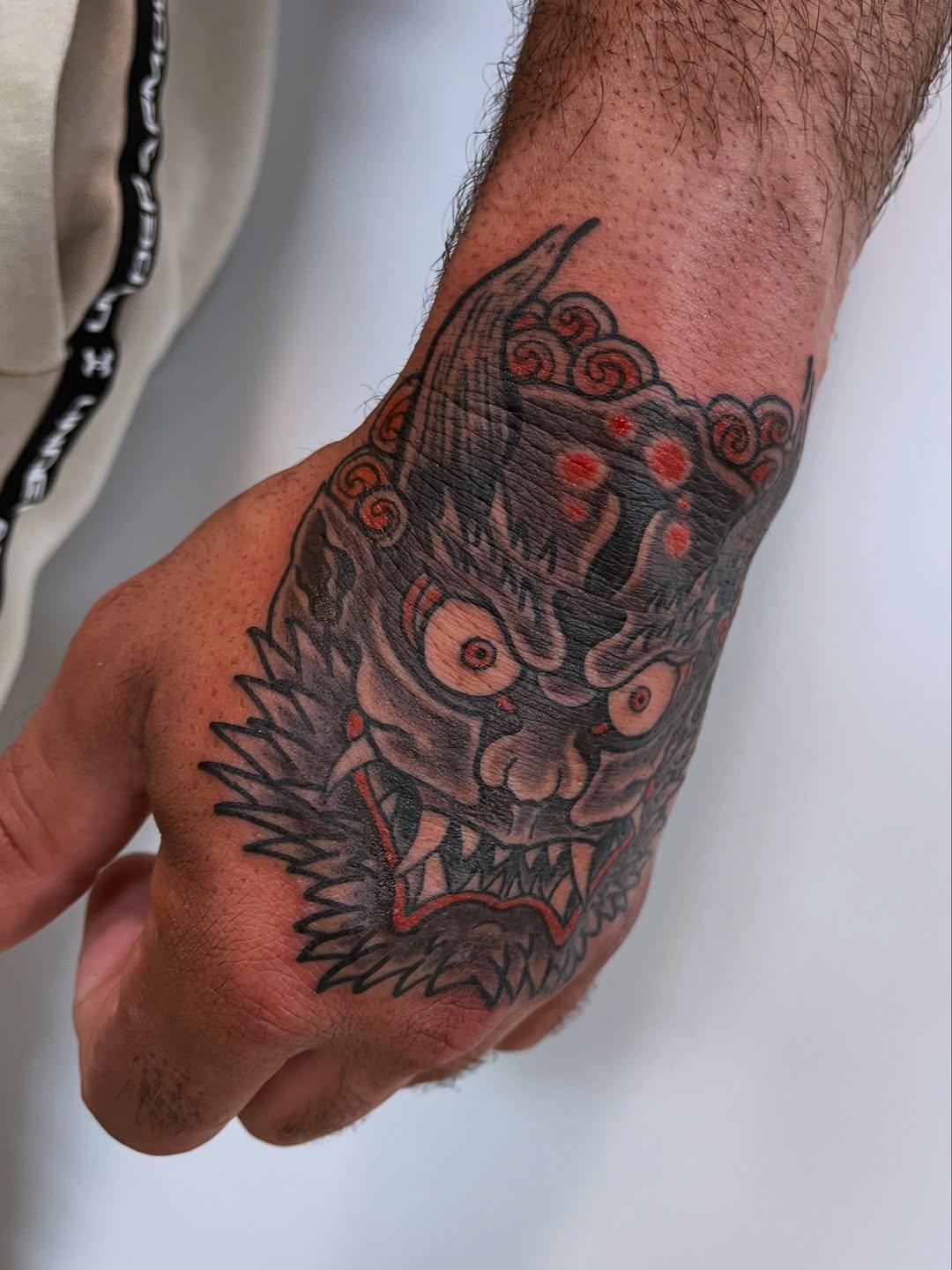Tatouage oni main japonais couleur — dougy_tattoo