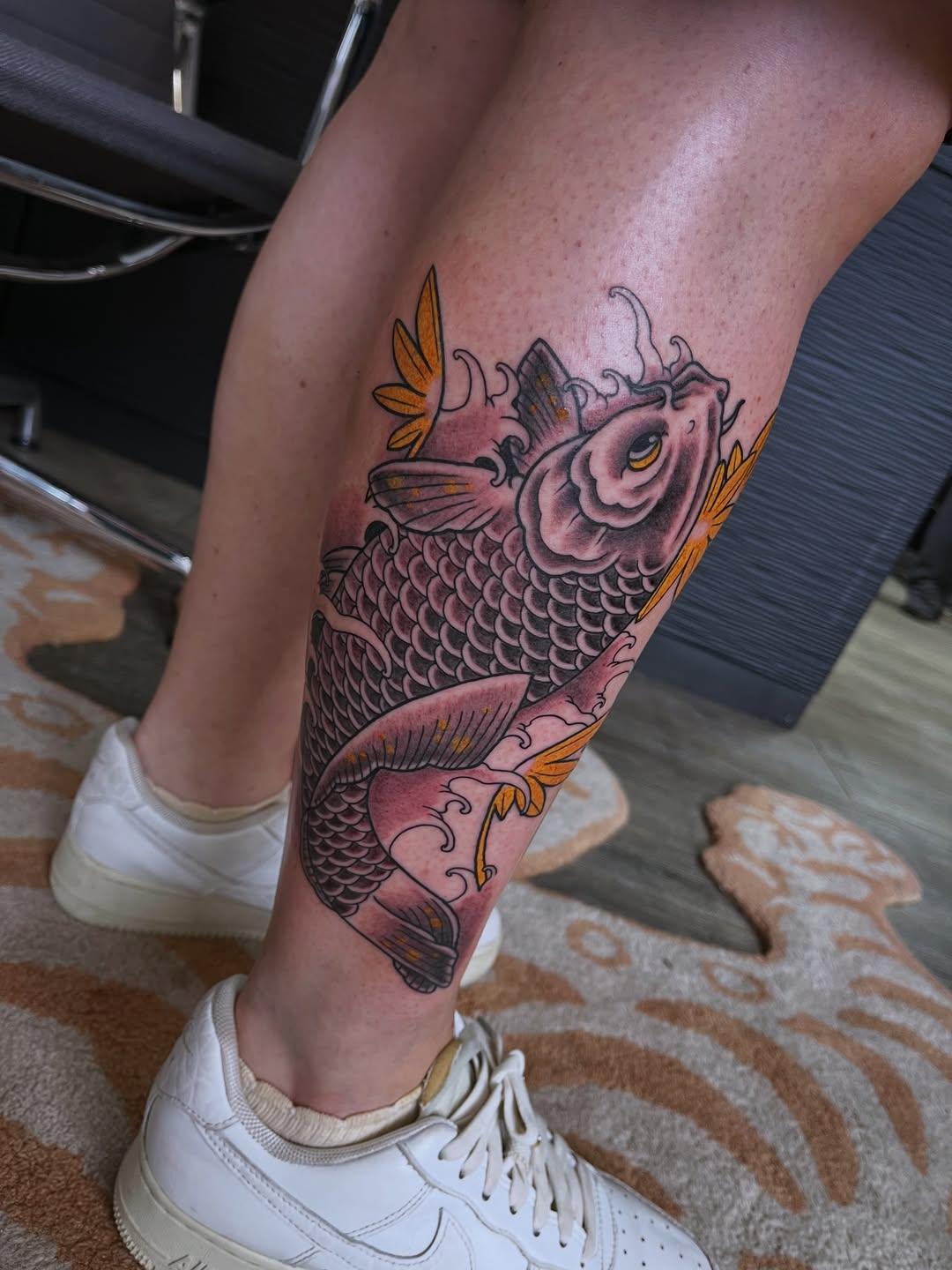 Tatouage carpe koï japonais black & grey — dougy_tattoo