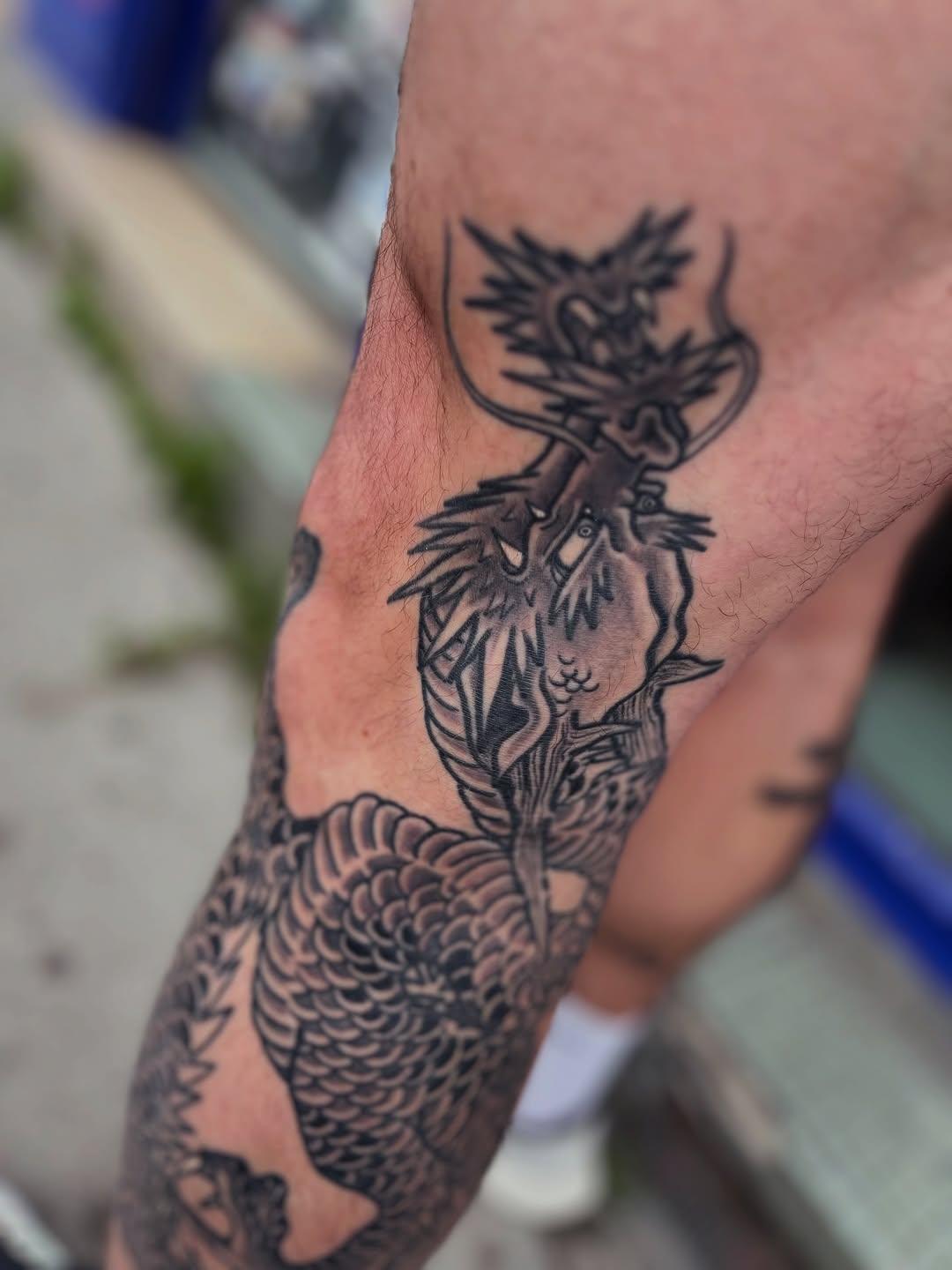 Tatouage dragon japonais black & grey cicatrisé — dougy_tattoo